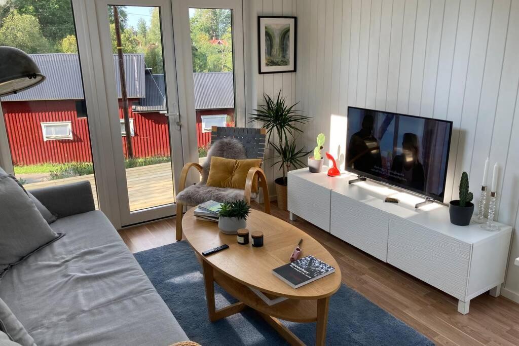 Cabin In The Woods, Close To Lake Maelaren Eskilstuna Exterior photo