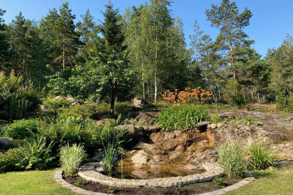 Cabin In The Woods, Close To Lake Maelaren Eskilstuna Exterior photo